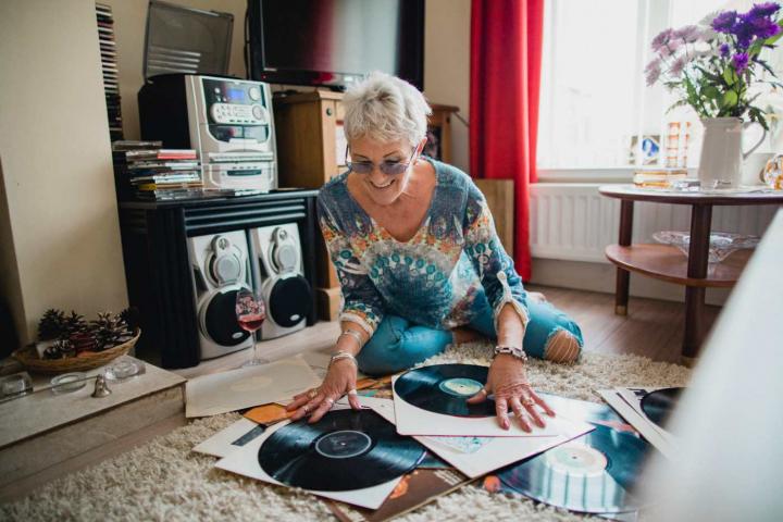 Una gran fan de los discos de vinilo buscando en su coleccion