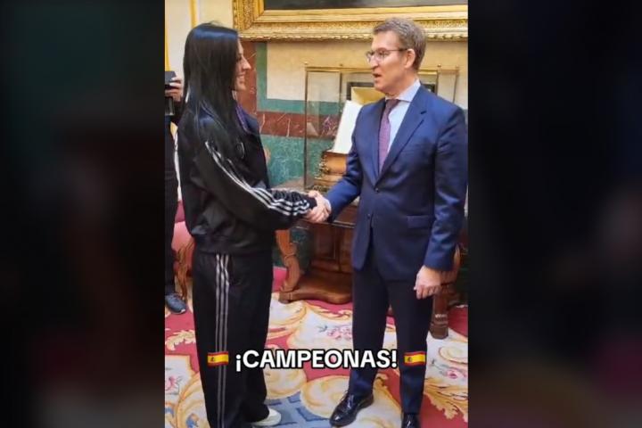 Alberto Núñez Feijóo saludando a Jenni Hermoso.