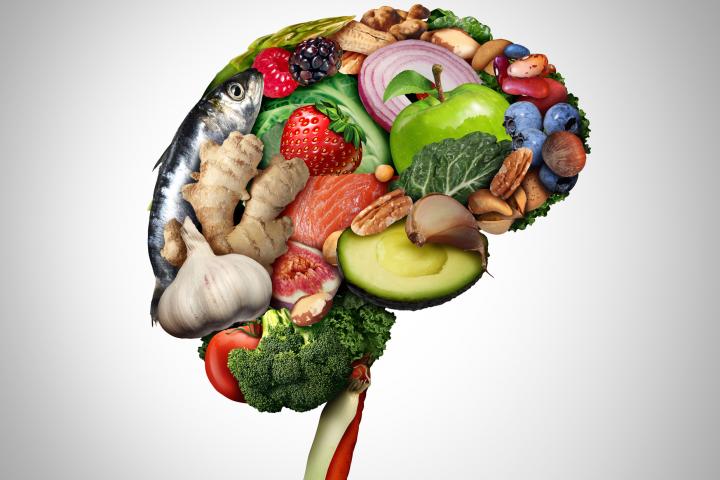 Bodegón de alimentos formando un cerebro.