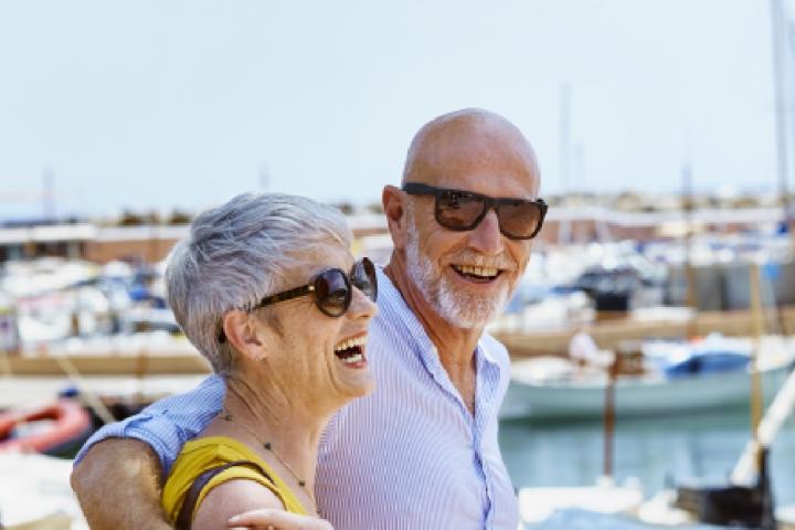 Jubilados felices en un viaje.