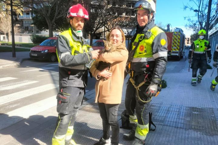 Los bomberos entrega a Coco a su dueña.