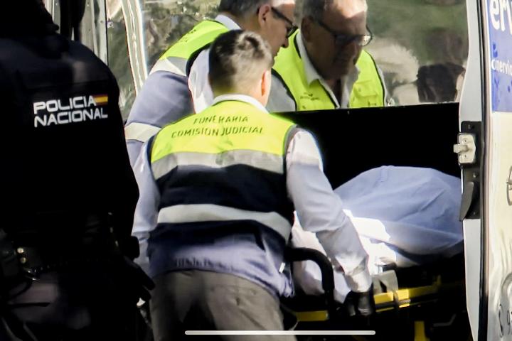 Captura de vídeo de los miembros de la funeraria y de la Policía Nacional que trasladan el cuerpo de un joven de 21 años que ha fallecido este domingo en la capital de Sevilla.