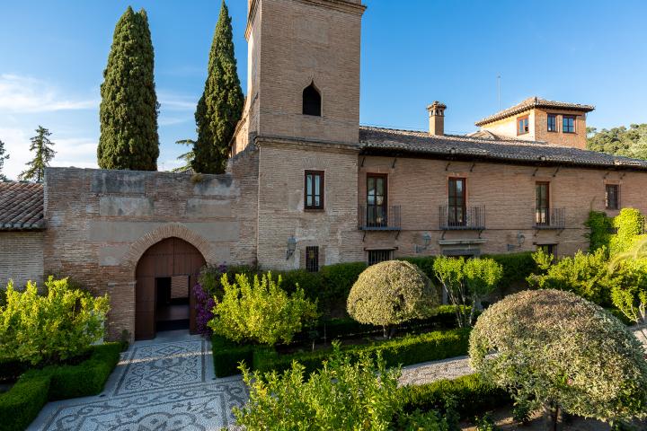 El Parador de Granada en el conjunto monumental de la Alhambra.