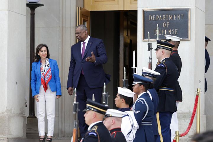 La ministra de Defensa, Margarita Robles y Lloyd Austin, secretario Estado Defensa EEUU, en una imagen de archivo.