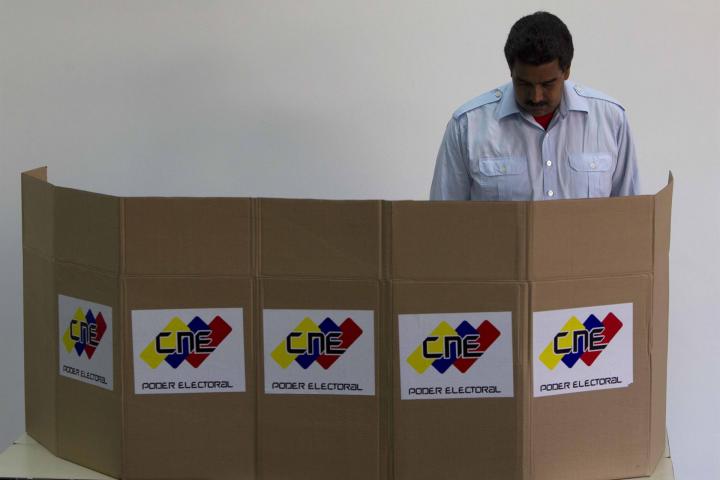 El presidente de Venezuela, Nicolás Maduro, votando en unas elecciones