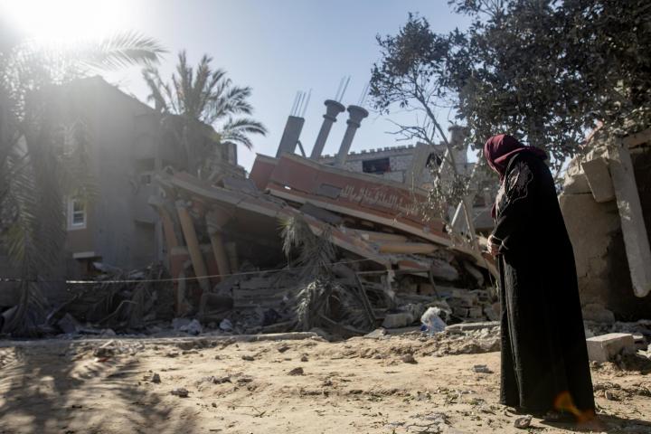 Una mujer palestina observa su casa destruida, en Yan Yunis (Gaza).
