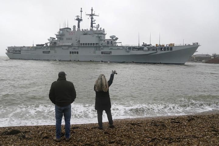 El portaaviones italiano ITS Giuseppe Garibaldi, llegando al puerto de Portsmouth (Reino Unido).