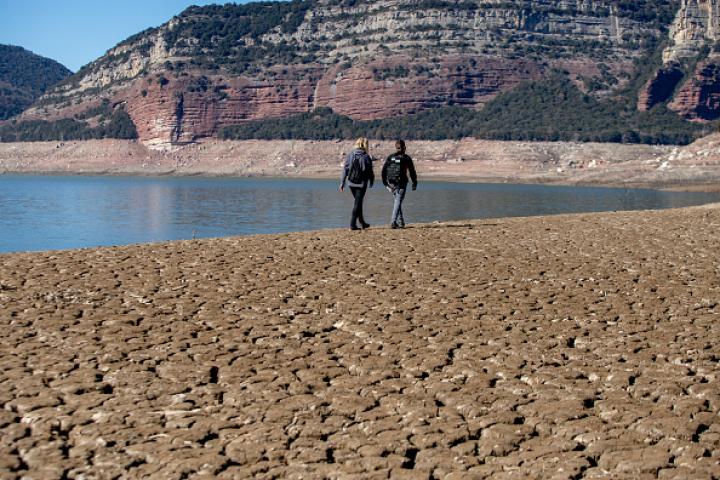 Personas caminando por el embalse barcelonés de Sant Roma de Sau.