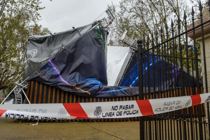 Caída de una carpa en Sevilla.