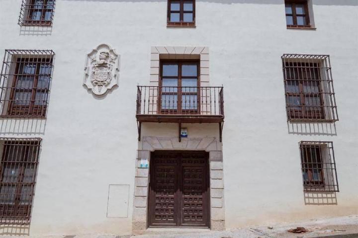 Fachada principal del Palacio de los Burgos, en Pastrana.