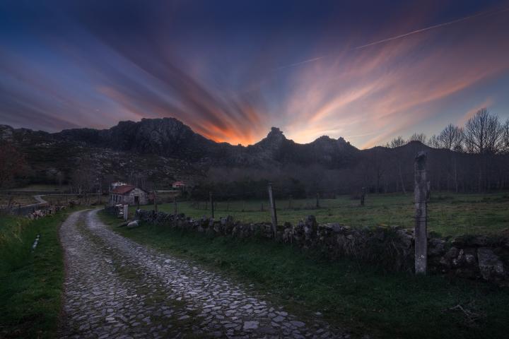 Camino Rural a un pequeño pueblo en medio del Valle de Castro Laboreiro en el Parque Nacional Peneda-Géres