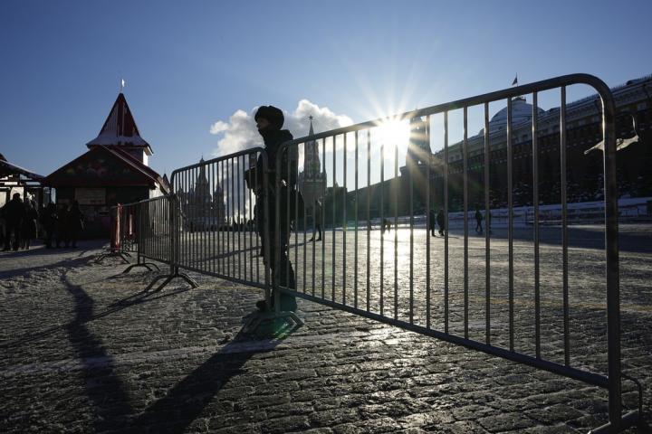 Un policía ruso custodia la zona de la Plaza Roja de Moscú en la que se ha conmemorado los 100 años del nacimiento de Lenin.