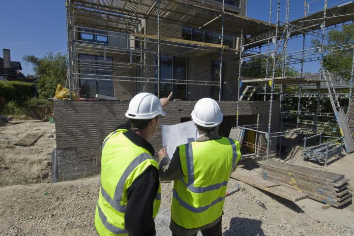 Dos hombres trabajan en una obra.
