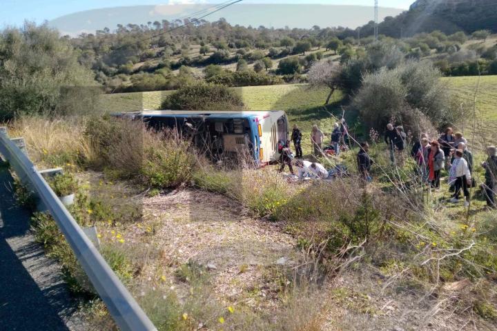 El autobús que ha sufrido el accidente en Mallorca.