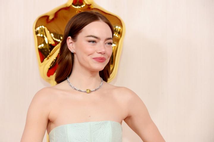 Emma Stone, con un vestido de Nicolas Ghesquière para Louis Vuitton en verde menta.