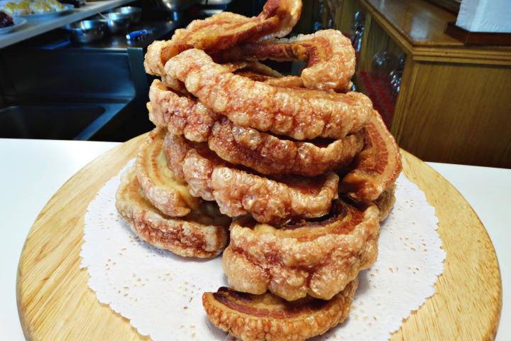 La Marca de Garantía Torreznos de Soria convoca anualmente un concurso para encontrar el mejor torrezno elaborado en España.