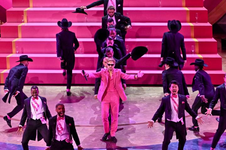 Ryan Gosling, Mark Ronson y Andrew Wyatt interpretando 'I'm Just Ken', de 'Barbie'.