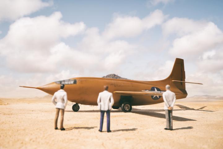 Científicos estadounidenses observando el prototipo de avión supersónico Bell X1, tras haber aterrizado en el desierto.