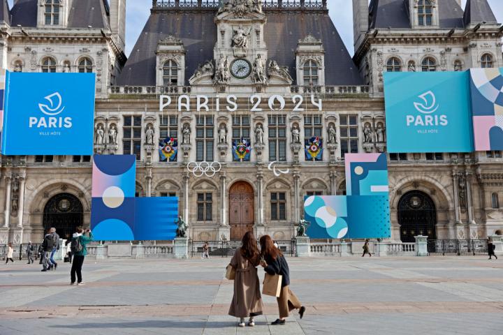 El Ayuntamiento de París decorado con el logotipo de los Juegos Olímpicos 2024.