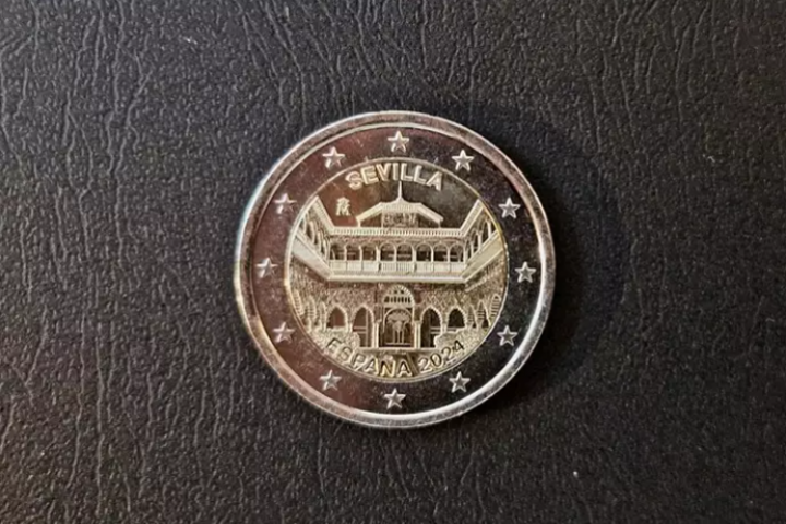 La moneda de dos euros conmemorativa con el Alcázar de Sevilla.