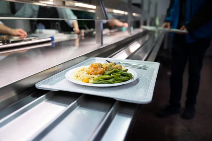 Los niños musulmanes de un colegio de Milán, obligados a ver comer a otros compañeros.