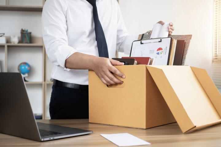 Una persona recogiendo sus objetos personales tras un despido