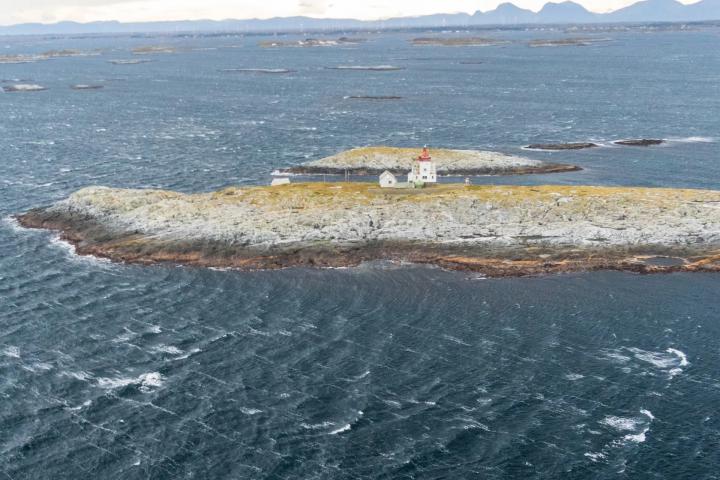 Vista del islote con el faro que está a la venta en Noruega.