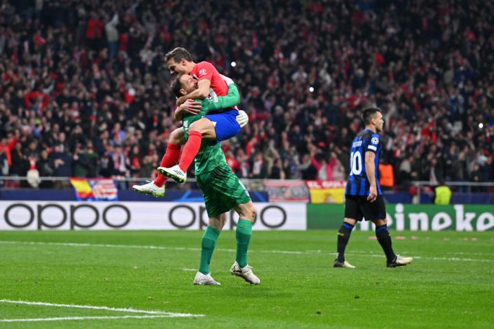 César Azpilicueta celebra que Jan Oblak, héroe de la noche, celebra que el portero del Atletico haya detenido el penalti que les da el pase a cuartos de Champions League.