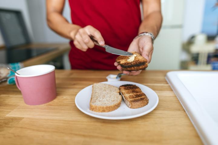 Imagen de archivo de una persona untándose las tostadas.