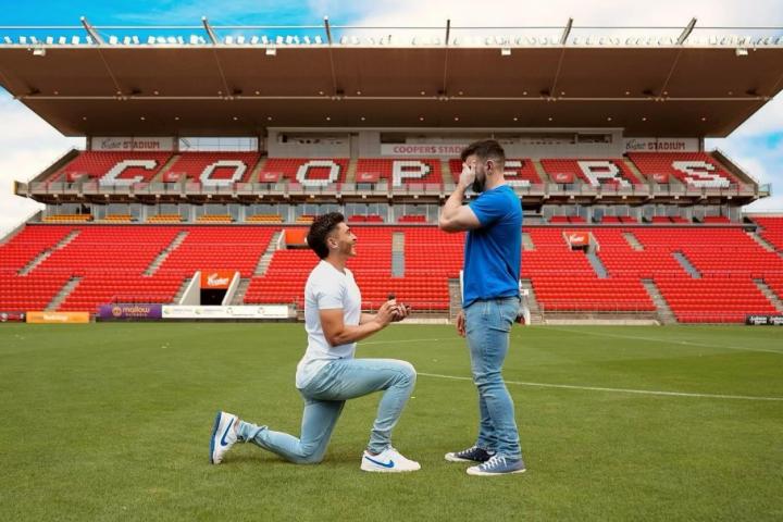 Josh Cavallo pidiendo matrimonio a su novio.