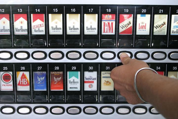 Máquina de tabaco en un bar