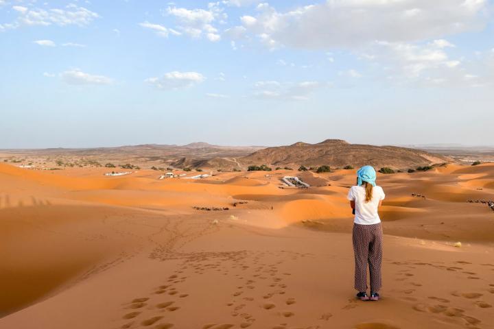 Un turista disfruta de las dunas del desierto de Erg Chebbi, en Marruecos.