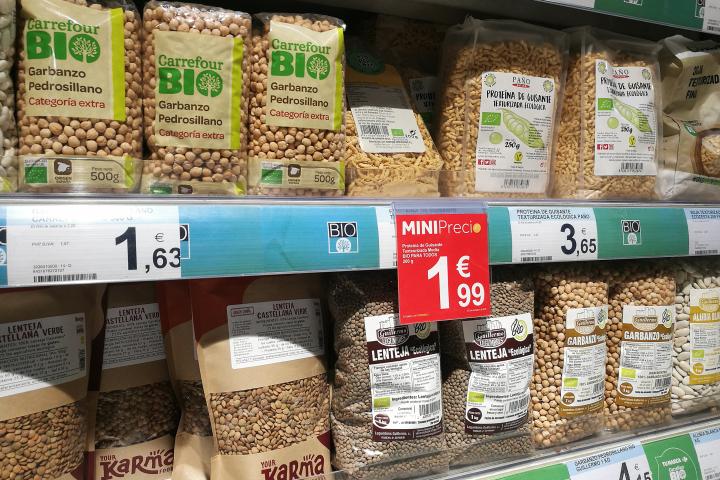 Productos BIO en un supermercado de España.