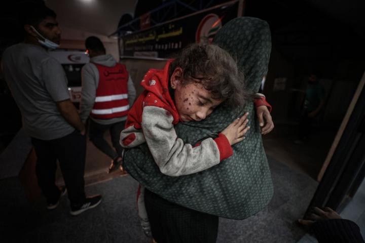 Traslado de heridos a uno de los pocos hospitales que aún funciona en Gaza después de un ataque aéreo en Israel