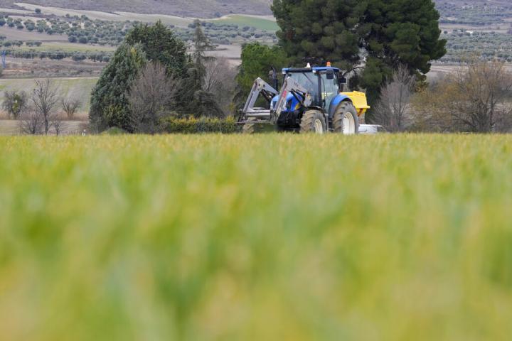 Un agricultor de la Comunidad de Madrid se dispone a fertilizar su finca en Anchuelo.