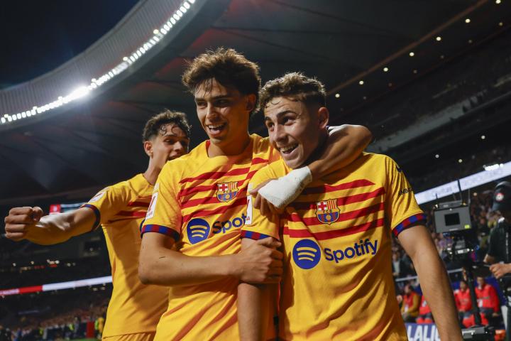 Fermín celebra con Joao Félix el tercer gol del Barça en el Metropolitano.