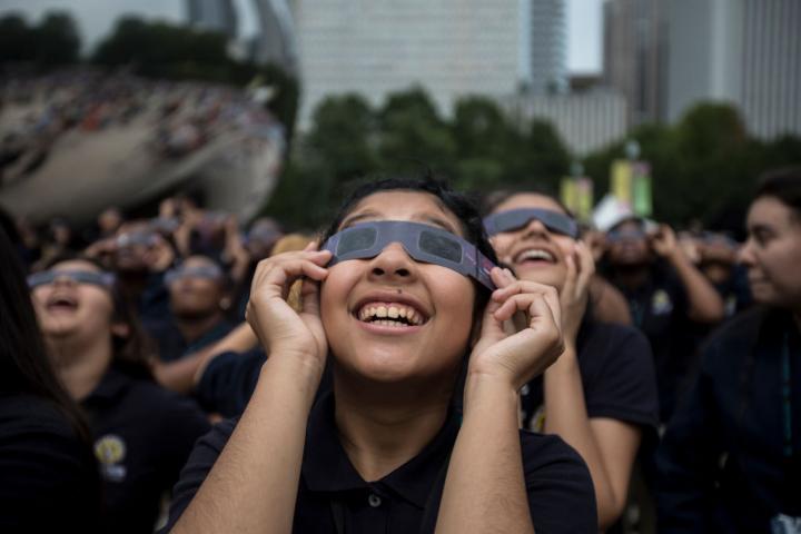 Estudiantes observan un eclipse de sol parcial registrado en Chicago hace un año.