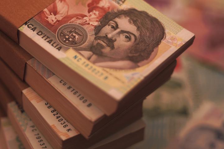 Imagen de archivo de varios fajos de billetes de las antiguas liras italianas.