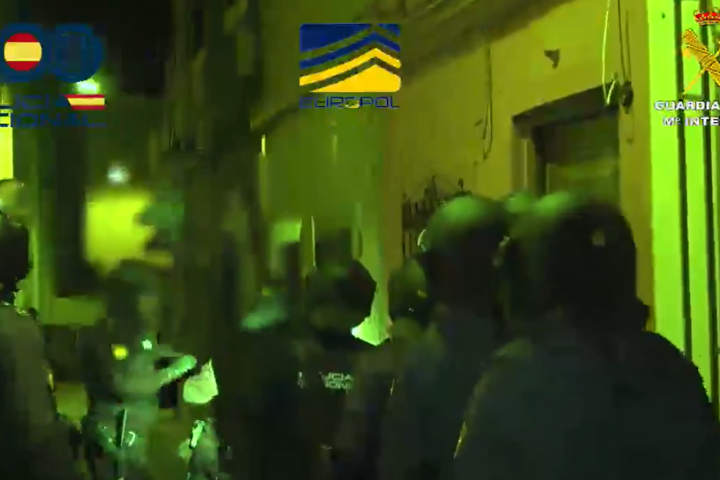 Imagen del operativo de la Policía Nacional, Guardia Civil y Europol por el que se ha detenido a varias personas relacionadas con el caso de la narcolancha desde la que se arrojó a migrantes al mar en Cádiz.