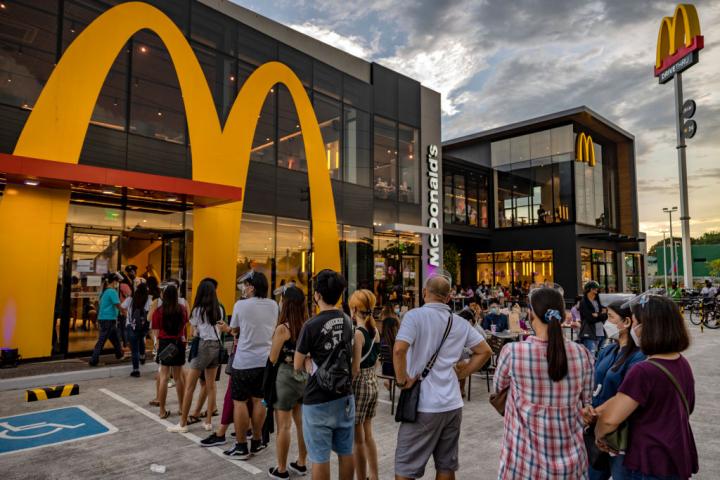 Clientes de McDonald's hacen cola en la entrada de un restaurante de la cadena de comida rápida.