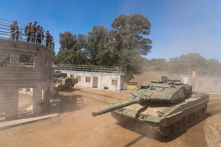 La ministra de Defensa, Margarita Robles, observando unas maniobras con los tanques Leopard 2A4 reacondicionados para ser enviados a Ucrania, en Córdoba.