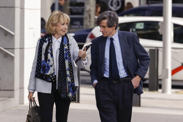 La presidenta de la Comunidad de Madrid entre 2003 y 2012, Esperanza Aguirre (i), a su llegada a la Audiencia Nacional en Madrid, este martes, para testificar en el juicio por supuestos delitos de prevaricación y malversación de caudales públicos por irregularidades en contratos del fallido Campus de la Justicia de Madrid.