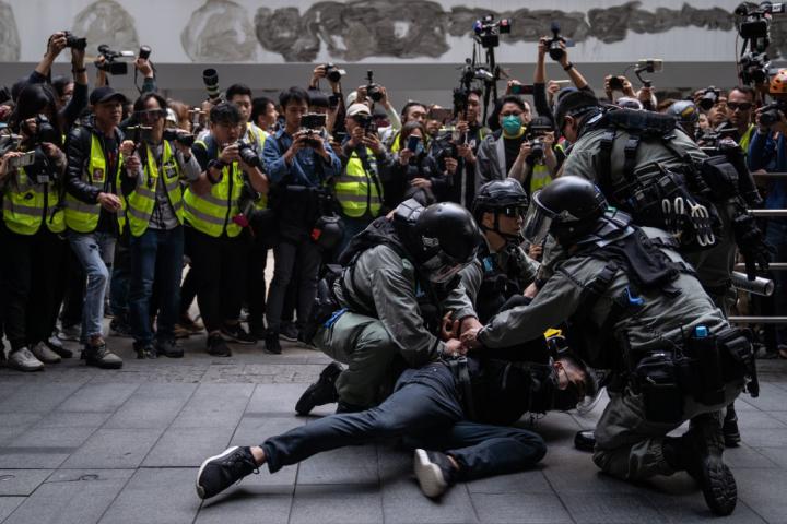 Los agentes reducen a un manifestante durante una de las protestas en Hong Kong, en una imagen de archivo