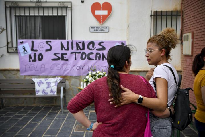 Vecinas de Abla colocan flores en el colegio donde estudiaba una de las niñas asesinadas por su padre en Almería.
