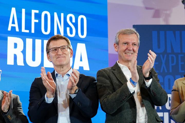 El presidente nacional del PP, Alberto Nuñez Feijóo, y el de la Xunta y PPdeG, Alfonso Rueda, tras la victoria electoral en Galicia.