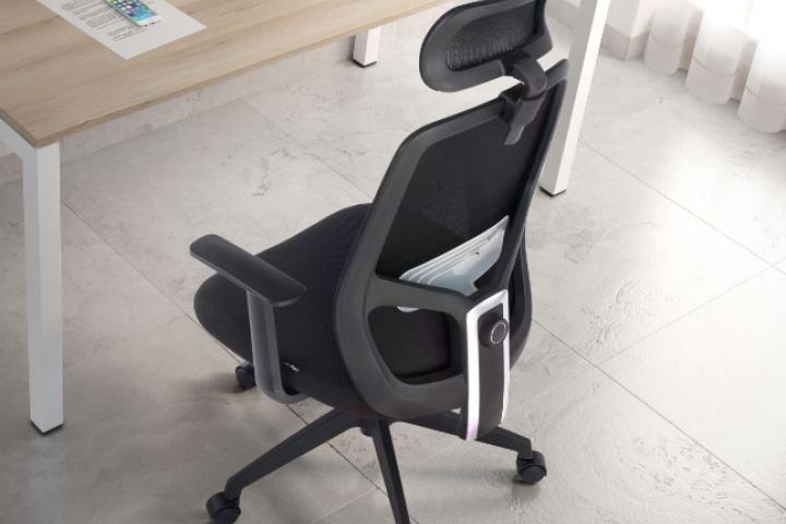 Las sillas que presumen de una buena ergonomía son aquellas que cuentan con elementos como los reposacabezas y los cojines lumbares.