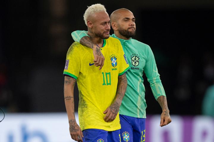 Neymar es consolado por Dani Alves, tras ser eliminada la 'canarinha' en el Mundial de Fútbol de Catar.