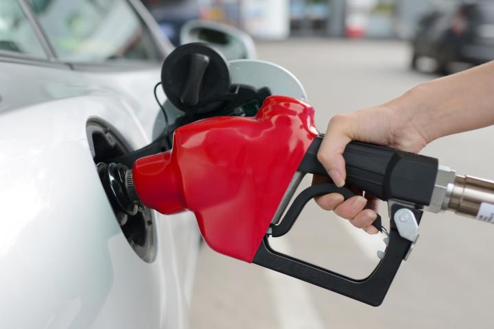 Una mujer llena el depósito de su coche en una gasolinera.