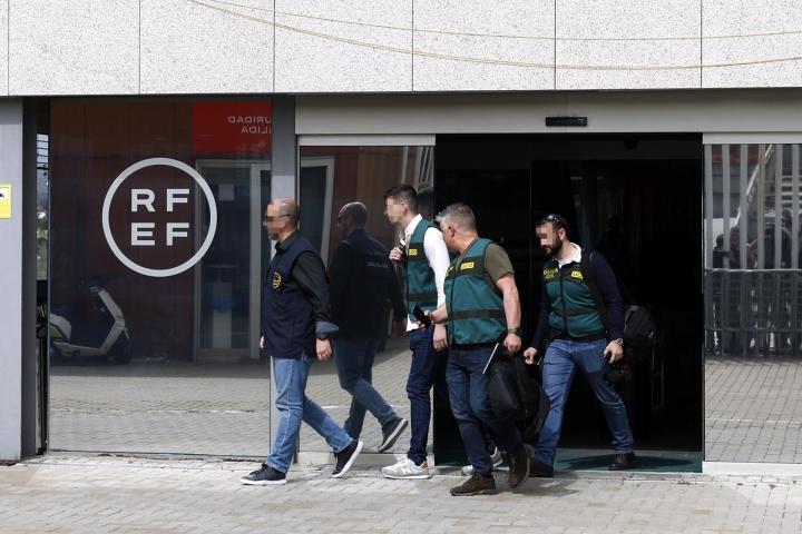Agentes de la UCO tras el registro a la sede de la RFEF.