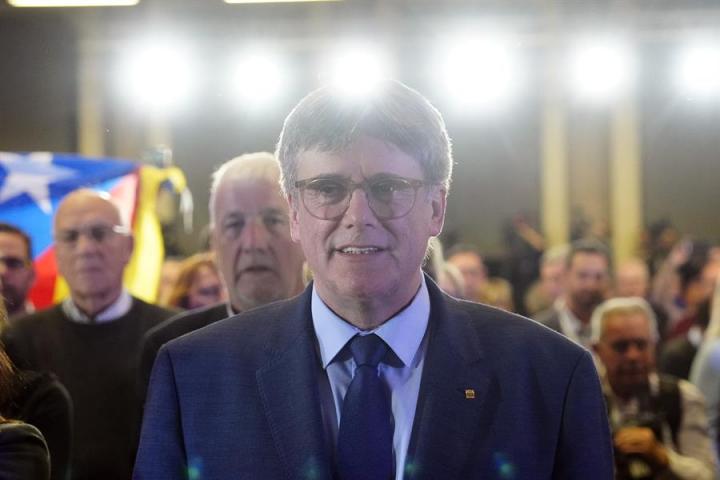 Carles Puigdemont, bajo el foco (literalmente)